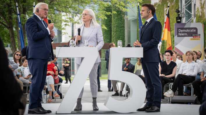 Bundespräsident Steinmeier mit Frankreichs Präsident Macron beim Bühnengespräch