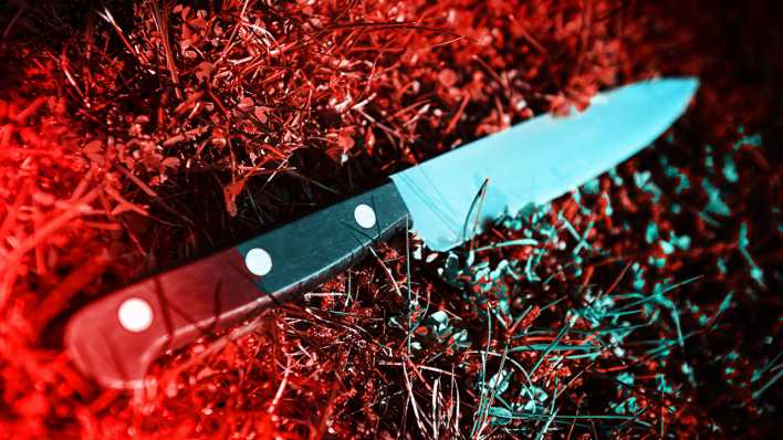 Messer liegt auf Rasen, Symbolfoto Kriminalität
