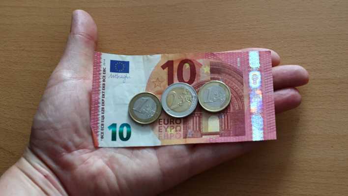 14 Euro in einer Hand