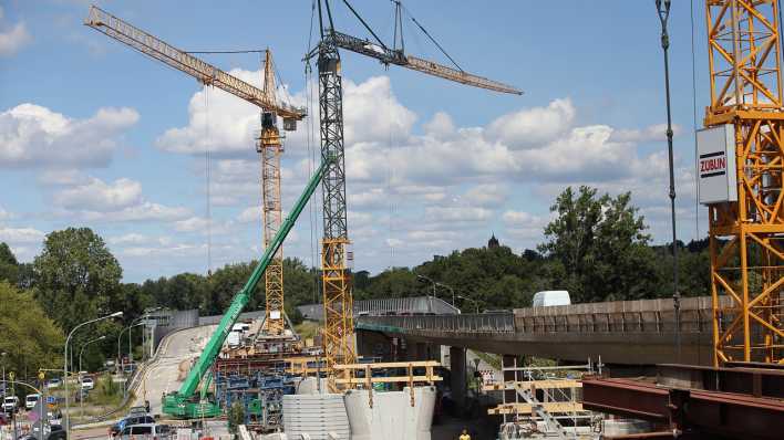 Kräne an der Fahrbahn stadtauswärts auf der Baustelle für den Neubau der Hochstraßenbrücke der Nuthestraße in Potsdam