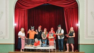 Die Theatergruppe «Kajüte» hat sich für eine Probe des Bürgertheaters «Rotkäppchen" auf der Bühne der Gast- und Tanzwirtschaft Kajüte versammelt.