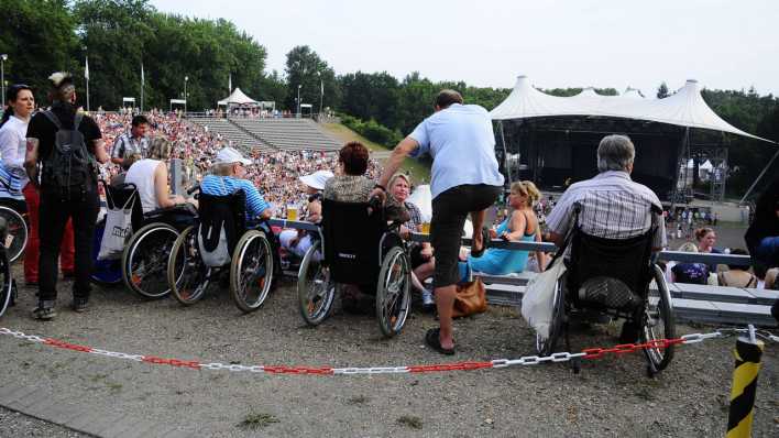 Rollstuhlfahrer mit Begleitung bei einem Konzert in der Wuhlheide