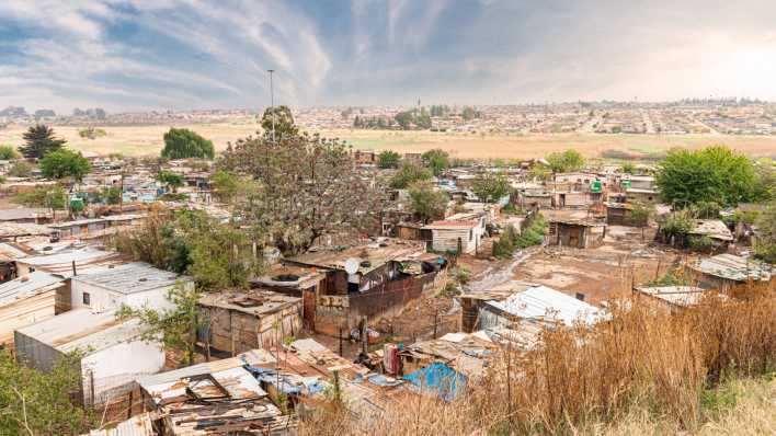 Blick auf ein Township nahe Johannesburg in Südafrika (Foto: imago images / Zoonar)