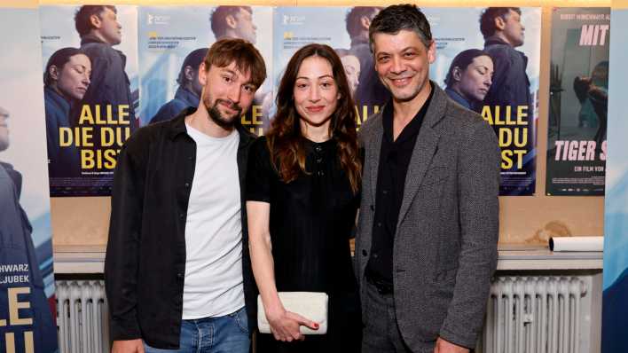 Regisseur Michael Vetter Nathansky (links), Aenne Schwarz und Carlo Ljubek bei der Premiere von "Alle die Du bist"