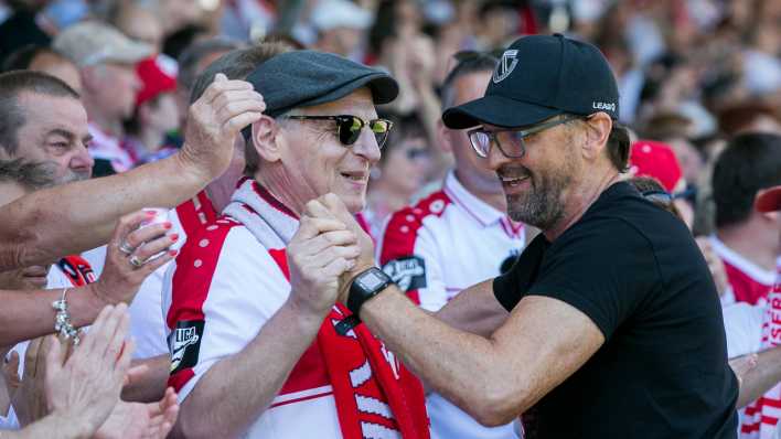 Trainer Claus-Dieter Wollitz (Energie Cottbus) mit den Fans