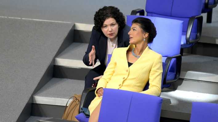 Amira Mohamed Ali und Sahra Wagenknecht im Bundestag
