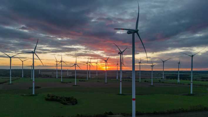 Sonnenaufgang leuchtet über dem Windenergiepark «Odervorland»