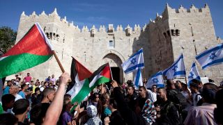 Demonstranten mit palästinensischen und israelischen Flaggen stehen sich gegenüber.