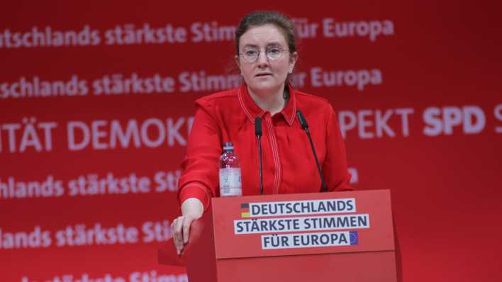 Marie Glißmann (SPD) beim Europaparteitag der SPD auf dem Podium