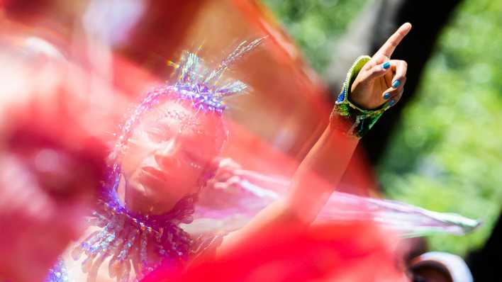 Eine Darstellerin tritt beim Umzug des Karnevals der Kulturen in Berlin-Kreuzberg auf