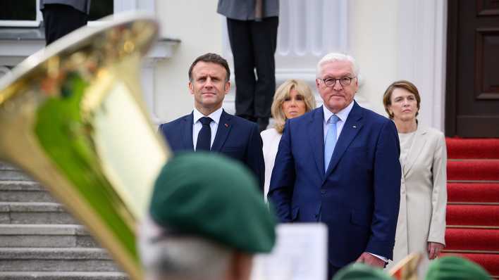 Bundespräsident Frank-Walter Steinmeier und seine Frau Elke Büdenbender begrüßen Emmanuel Macron, Präsident von Frankreich, und seine Frau Brigitte Macron mit militärischen Ehren vor dem Schloss Bellevue.