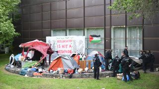Polizeibeamte räumen nach einer pro-palästinensischen Demonstration an der Freien Universität Berlin das Camp ab. (Bild: Sebastian Christoph Gollnow/dpa)