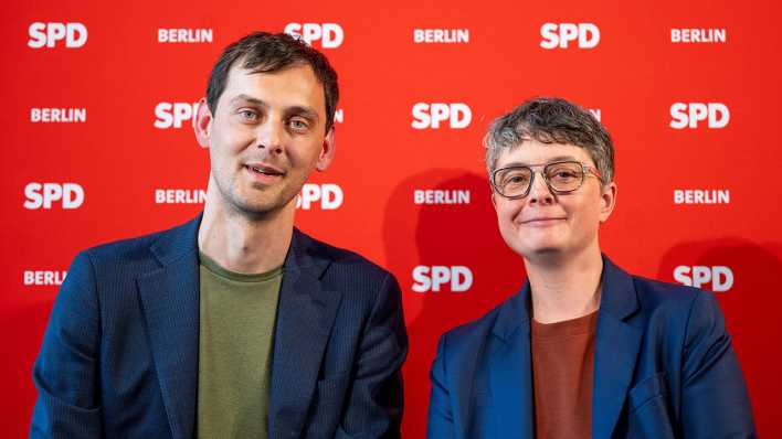 Martin Hikel und Nicola Böcker-Gianinni nach ihrer Wahl zum neuen SPD-Führungsduo in Berlin vor einer SPD Berlin Leinwand.