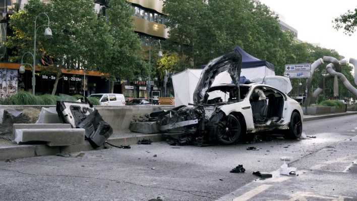 Das Wrack eines Autos steht nach einem Unfall auf der Tauentzienstraße in Berlin (Bild: Michael Ukas/dpa)