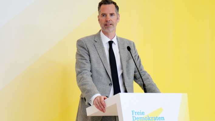 Christian Dürr (FDP) spricht bei einem Pressestatement seiner Fraktion vor einem gelben Hintergrund.