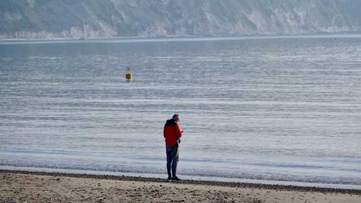 Mann alleine an einem Strand