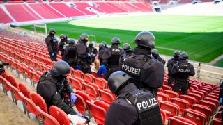 Die Polizei sichert bei einer praktischen Übung für eine Einsatzlage bei der Fußball-Europameisterschaft in der Stuttgarter MHP Arena einen Bereich mit verletzten Personen (Bild: picture alliance/dpa/Tom Weller)
