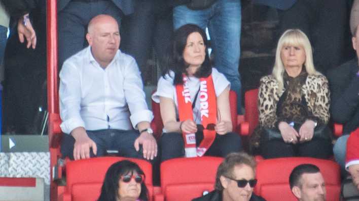 Berlins Regierender Bürgermeister Kai Wegner (CDU) auf der Tribüne im Stadion an der Alten Försterei