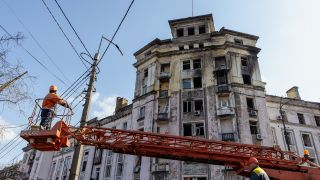 Anwohner räumen in Kyiv Trümmer nach einer Explosion weg