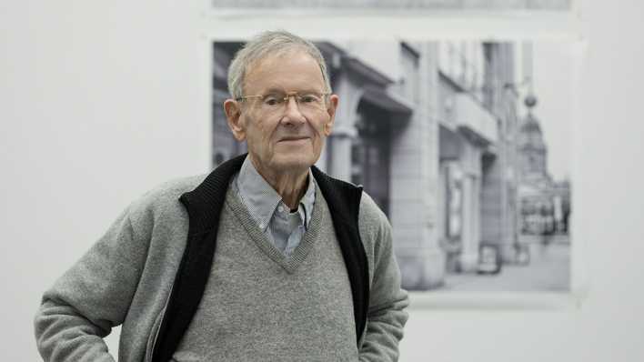 Portrait des Fotografen Michael Ruetz vor seinen Bildern in der Akademie der Künste in Berlin