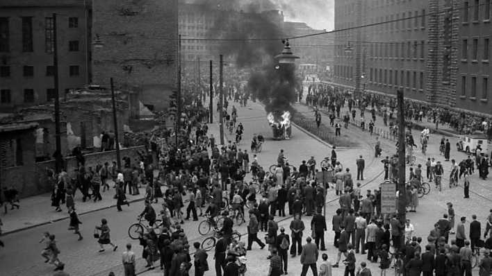 Berlin, 1953 : Eine gepanzerte Skoda-Limousine wurde als Funktionärsauto der SED erkannt umgestürzt und in Brand gesteckt. (Bild: picture-alliance/Berlin Picture Gate/Edgar Dahlberg)