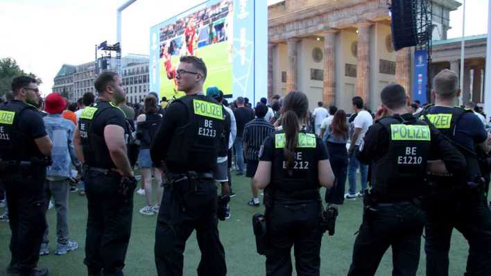 Polizisten auf der Fanmeile in Berlin (Bild: picture alliance/nordphoto GmbH/Engler)