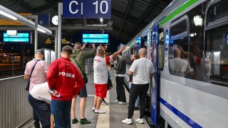 Am Bahnhof in Frankfurt (Oder) feiern polnische Fußballfans