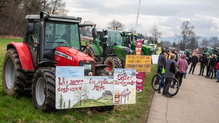 Am Rande eines Besuchs von Bundeskanzler Scholz demonstrieren Landwirte