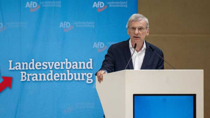 AfD-Spitzenkandidat für die Landtagswahlen in Brandenburg, Hans Bernd, am Rednerpult