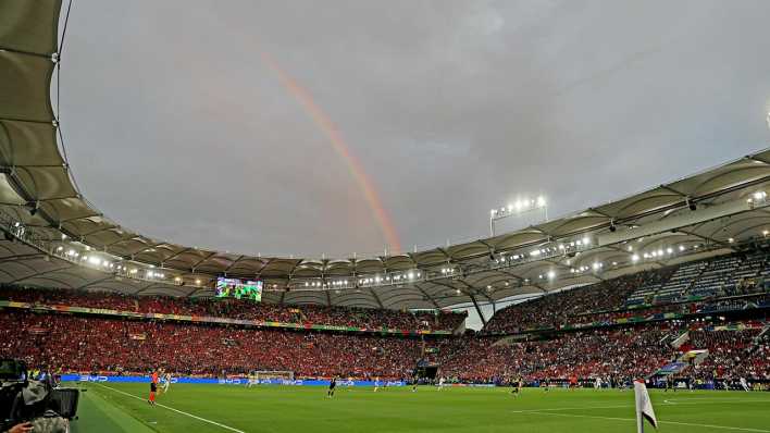 Ein Regenbogen über der Stuttgart Arena beim Fußball-EM-Spiel Schottland-Ungarn.
