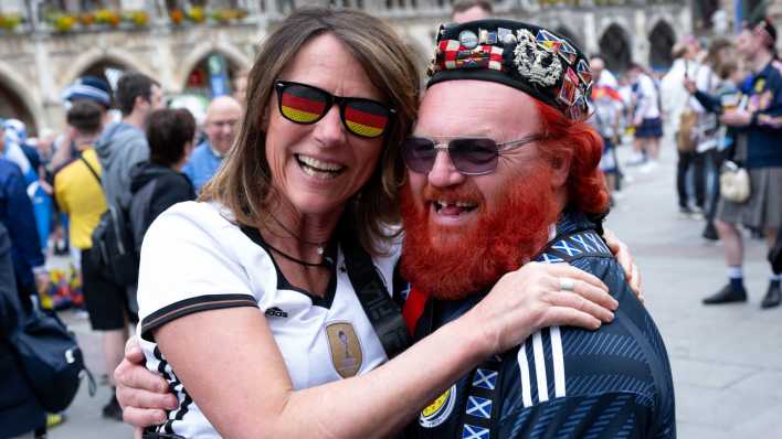 Fans von Schottland und Deutschland feiern vor dem EM-Spiel
