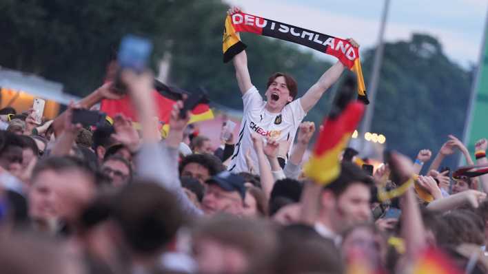 Fußball-Europameisterschaft: Fans bei Public Viewing (Bild: Marcus Brandt/dpa)