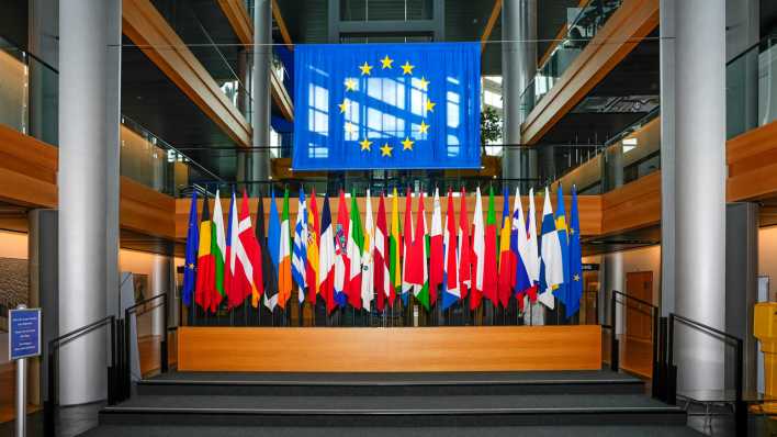 Die Flaggen der EU-Mitgliedstaaten sowie die der EU hängen in Straßburg.