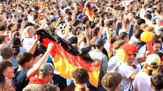 Symbolbild: Fußball-Fans vor dem Brandenburger Tor in Berlin