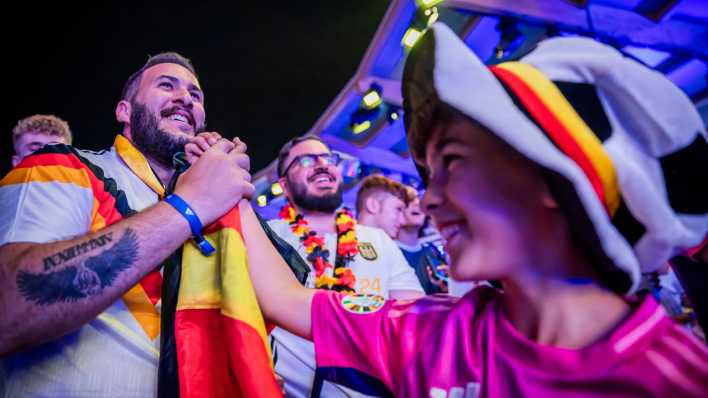 Deutschland-Fans jubeln in der Fanzone am Reichstagsgebäude als das 1:0 für Deutschland gegen Dänemark fällt