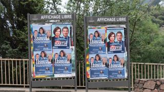 In Mandelieu-la-Napoule an der Côte d'Azur hängen Wahlplakate zur Parlamentswahl in Frankreich (Bidl: picture alliance/dpa-Zentralbild/Stephan Schulz)
