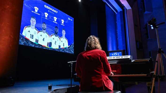 14.6.2024: Carsten-Stephan Graf von Bothmer, Stummfilm-Pianist, kommentiert beim Public Viewing im Kleist Forum live am Flügel das Eröffnungsspiel