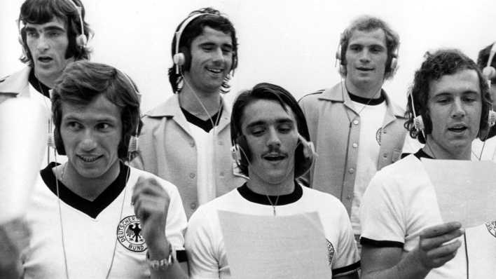 Die Spieler der deutschen Fußball-Nationalmannschaft nehmen am 27.08.1973 in einem Tonstudie in Walldorf eine Schallplatte auf.