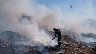 Ein Feuerwehrmann versucht, ein Feuer im Vorort Koropi im Osten von Athen zu löschen.