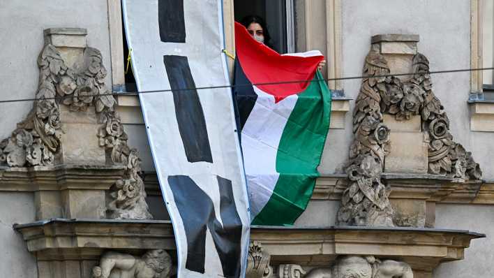 Pro-Palästinensischen Demonstranten halten aus einem Fenster des Institutes für Sozialwissenschaften der Berliner Humboldt-Universität (HU) eine palästinensische Flagge. (Archivbild)