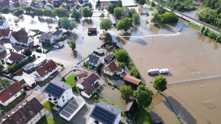 Teile von Reichertshofen sind vom Wasser überflutet. (Luftaufnahme mit einer Drohne)