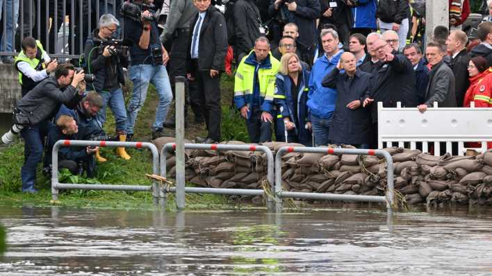 Bundeskanzler Olaf Scholz besucht mit anderen Politikern das vom Hochwasser betroffene bayerische Reichertshofen. (Bild: picture alliance/dpa/Peter Kneffel)