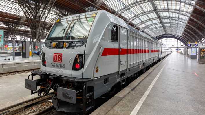 IC der Deutschen Bahn steht am Gleis im Leipziger Hauptbahnhof.