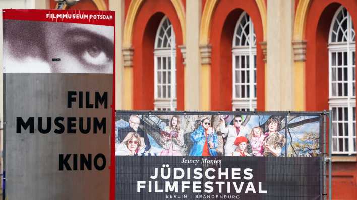 Ein Plakat mit der Aufschrift "Jüdisches Filmfestival Berlin/Brandenburg" steht vor dem Eingang zum Potsdamer Filmmuseum.