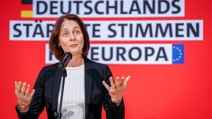 Katarina Barley, SPD-Spitzenkandidatin für die Europawahl und Mitglied des Europäischen Parlaments, gibt ein Pressestatement nach der ersten Prognose für die Europawahl in Deutschlan