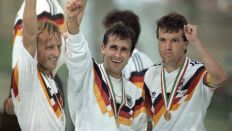 Die deutschen Nationalspieler (l-r) Andreas Brehme, Pierre Littbarski und Lothar Matthäus jubeln nach dem Finalsieg gegen Argentinien bei der Fußball-Weltmeisterschaft im Olympiastadion 1990..