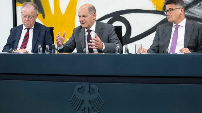 Stephan Weil (SPD), Ministerpräsident von Niedersachsen, Olaf Scholz (SPD), Bundeskanzler, und Boris Rhein (CDU), Ministerpräsident von Hessen, sprechen auf einer Pressekonferenz im Rahmen der Ministerpräsidentenkonferenz