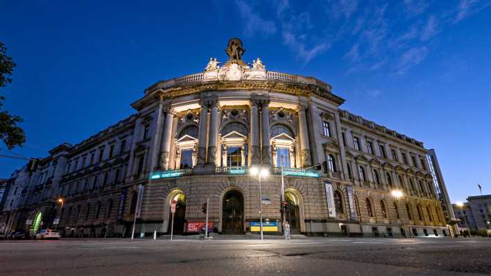 Das abendlich beleuchtete Museum für Kommunikation in Berlin-Mitte.