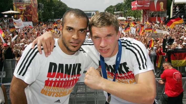 David Odonkor und Lukas Podolski vor den Fanmassen am Brandenburger Tor nach Ende der Fußball-WM 2006.