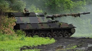 Eine deutsche Panzerhaubitze 2000 (PzH 2000) der ukrainischen Armee steht an der Frontlinie in der Nähe von Bachmut.